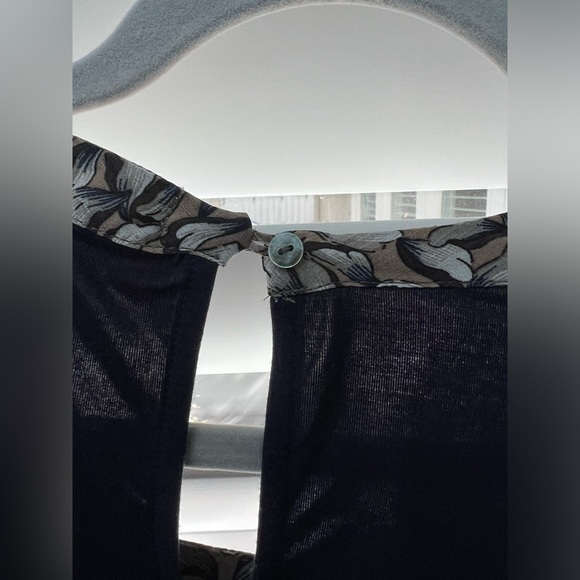 Tiny at Anthropologie beautiful blouse in navy with floral print. Size xl. - Picture 9 of 10